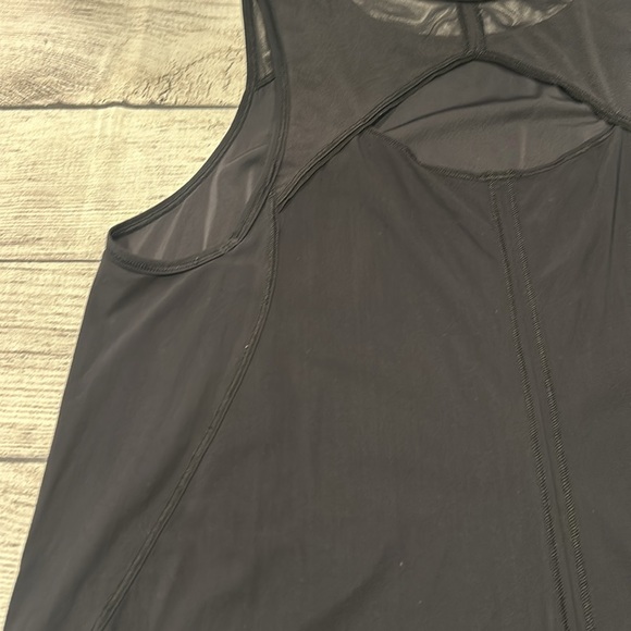 🍋Women’s Lululemon tank with mesh detail PTP approx 18.5” 🍋 - Picture 10 of 14